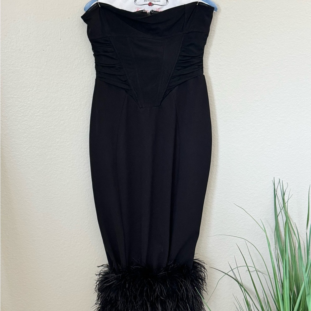 Elegant Black Strapless Dress with Feather Hem